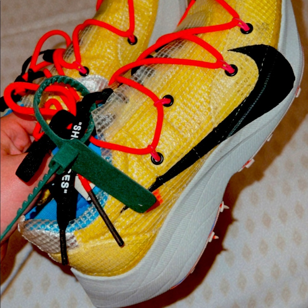 Off white tenis shoes